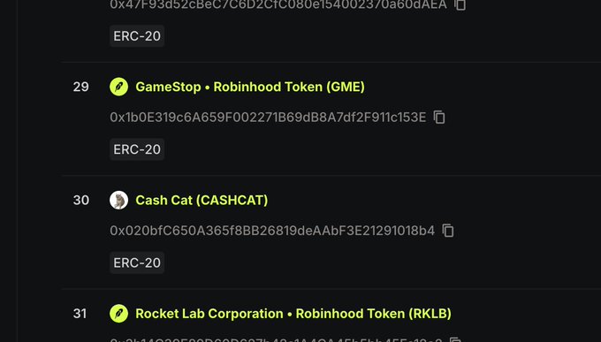 A blockchain explorer page displays a ranked list of ERC-20 tokens, showing items #29-31: GameStop (GME) Robinhood Token at address 0x1b0E319c6A659F002271B69dB8A7df2F911c153E, Cash Cat (CASHCAT) at 0x020bfC650A365f8BB26819deAAbF3E21291018b4, and Rocket Lab Corporation (RKLB) Robinhood Token, supporting the post's observation about Cash Cat's presence alongside stock tokens on the Robinhood chain.