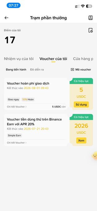 A Vietnamese-language Binance rewards center screenshot showing a 17-day check-in with vouchers including a 5 USDC travel refund voucher and a Simple Earn APR 20% voucher.