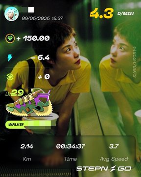 The image shows a person wearing yellow shoes, which are displayed as part of an exercise program or fitness app. The person's reflection can be seen in the mirror, indicating that they might have been using the app while taking a break from their workout. The app displays information about the user's progress and provides feedback on their performance during the activity.