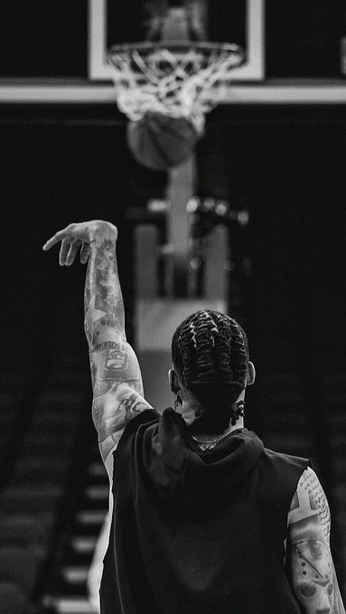 A black-and-white photo captures a tattooed basketball player from behind, mid-shot, with the ball suspended near the hoop. The image metaphorically reflects the post's message about smooth execution and precision—much like a flawless shot, the featured projects aim to deliver seamless, infrastructure-free experiences in Web3.