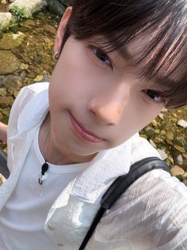 This is a selfie of Flare Yu, who is featured in the "[#FLARE_UPDATE] Flare Yuyu Carefree EP.1" post. The image shows Yu smiling gently at the camera.