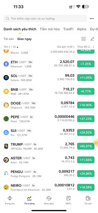 A Vietnamese crypto trading app showing a watchlist of trending coins with their prices and daily gains, including Bitcoin, ETH, SOL, BNB, DOGE, PEPE, SUI, TRUMP, ASTER, PENGU, and NEIRO.