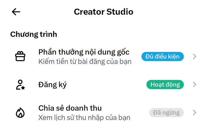 A Vietnamese Creator Studio menu showing options for 'Phần thưởng nội dung gốc' (eligible), 'Đăng ký' (active), and 'Chia sẻ doanh thu' (paused).