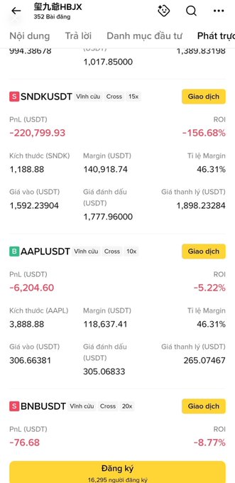 A Vietnamese cryptocurrency trading app showing 'Bây giờ HBJX' (Now HBJX) with portfolio information for positions including SNDKUSDT (15x cross, PnL -220,799.93 USDT, ROI -156.68%), AAPLUSDT (10x cross, PnL -6,204.60 USDT, ROI -5.22%), and BNBUSDT (20x cross, PnL -76.68 USDT, ROI -8.77%).