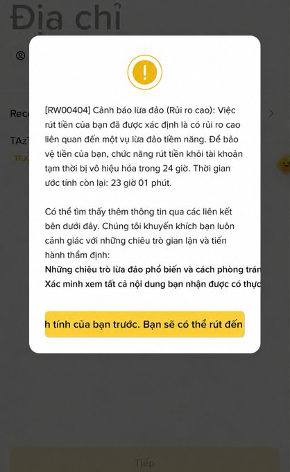 A Vietnamese withdrawal warning alert (RW00404) about suspected fraud, indicating a high-risk withdrawal attempt with 23 hours and 1 minute remaining.