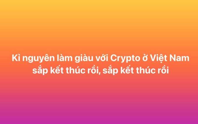 A gradient orange and pink background displays white text in Vietnamese: "Kỉ nguyên làm giàu với Crypto ở Việt Nam sắp kết thúc rồi, sắp kết thúc rồi".