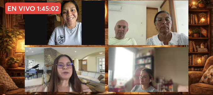 A four-way split-screen livestream video call with 'EN VIVO 1:45:02' displayed in the corner, featuring four participants in different home settings.