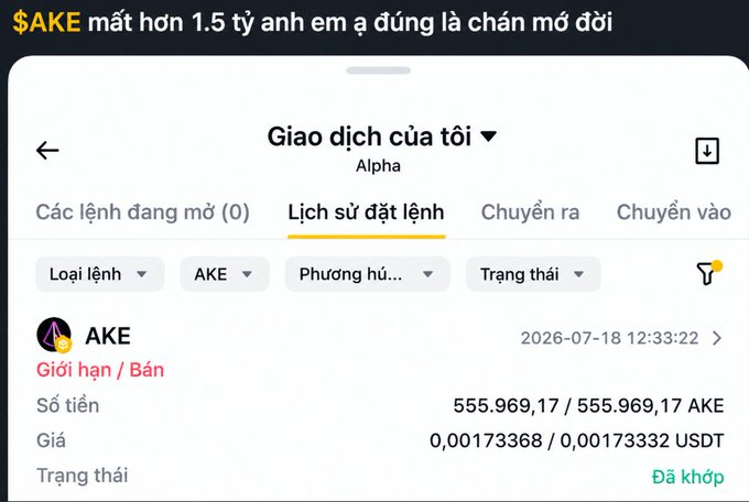 A Binance transaction history screenshot for AKE token showing a completed sale of 555,969.17 AKE at 0.00173368 USDT on 2026-07-18, with Vietnamese text at top stating '$AKE mất hơn 1.5 tỷ anh em ạ đúng là chán mớ đời'.