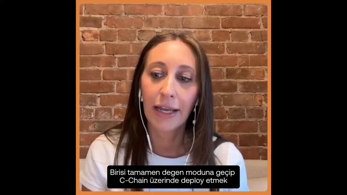 The image shows a woman wearing headphones with white earbuds, sitting down and looking at something or someone off-camera. The background of the image features a brick wall, which adds an urban feel to the scene. There are also some words written on the image that read "Avalanche açısından baktığımızda, ağın mimarisi sayesinde şanslıyız." This text is located in the bottom right corner of the image.