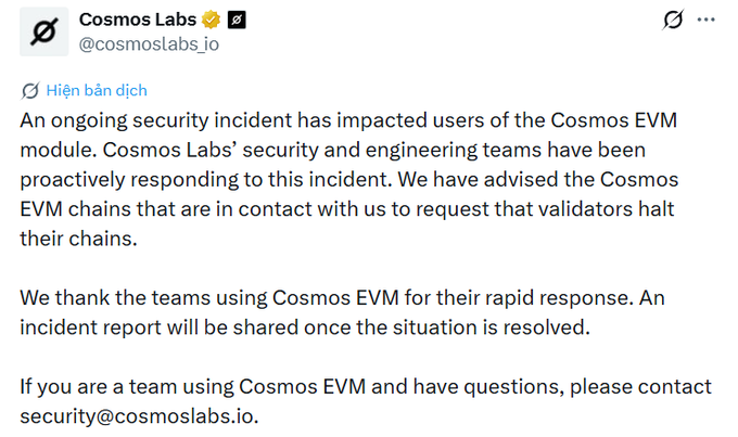 The image shows a tweet from Cosmos Labs (@cosmoslabs_io) announcing an ongoing security incident affecting the Cosmos EVM module, with teams advising validators to halt their chains and a promise of an incident report once resolved. This directly relates to the post's mention of Cosmos halting projects on its chain due to a security incident, supporting the speculation of a potential hack affecting $ATOM.