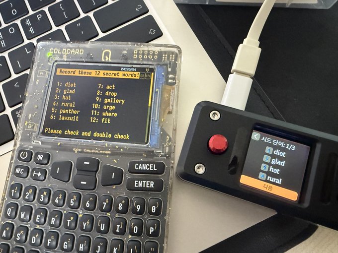 The image shows a Coldcard hardware wallet displaying 12 randomly generated seed words ("diet, glad, hat, rural, panther, lawsu[i]t, act, drop, gallery, urge, where, fit") alongside a small dice-based entropy device (SeedSigner) showing the first four matching words in Korean ("시드 단어" means "seed words"), demonstrating how both devices generate identical seed phrases from dice rolls for secure Bitcoin key creation.