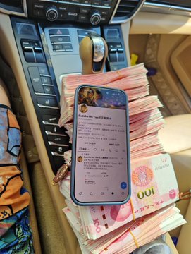 The image shows a hand holding a thick stack of 100 yuan Chinese banknotes in a car, with a smartphone displaying a chat or social media post about a digital token or cryptocurrency project being discussed. The caption reflects the post's narrative of cashing out "gold" to invest in a new project, emphasizing the "5000U" (likely $5,000 USDT) budget mentioned, while expressing modest hopes for returns compared to larger investors.