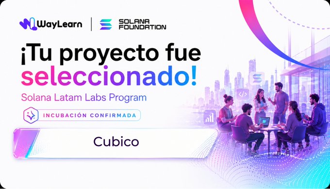The image features a poster for a project management course called "Cubico" that is being offered by Solana Labs Foundation. The poster has a group of people sitting around a table, which suggests they are working together as a team. There's also a laptop on the table, indicating that they might be using it to collaborate and complete tasks related to their project management course. The image includes text in Spanish, which is likely the language used for the course or promotional materials.