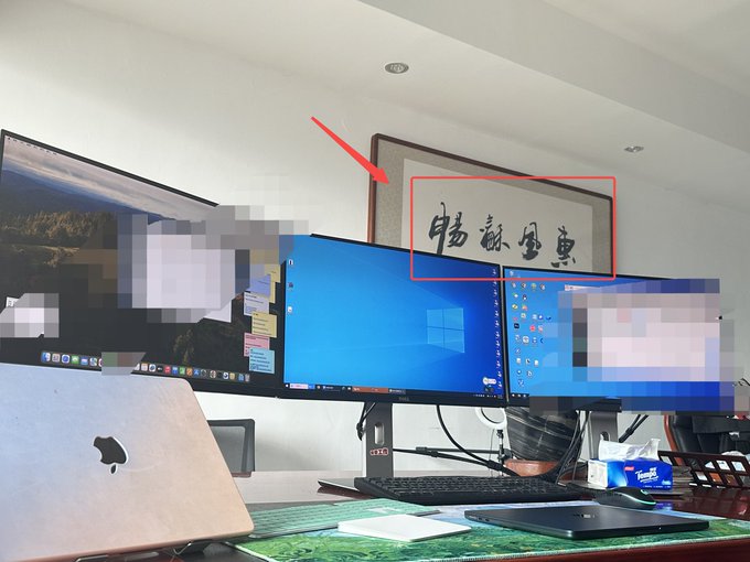 A desk setup with multiple monitors and a framed calligraphy artwork hanging on the wall above, with the Chinese characters "宁静致远" (Nìng Jìng Zhì Yuǎn, meaning "tranquility yields transcendence") visible in the highlighted frame. The caption relates to the post by 陈硕, a young Web3 investor, suggesting that after experiencing significant financial losses, he has found peace and perspective through the traditional Chinese wisdom of staying calm to achieve greater understanding.

Red arrow annotation points to the framed calligraphy.