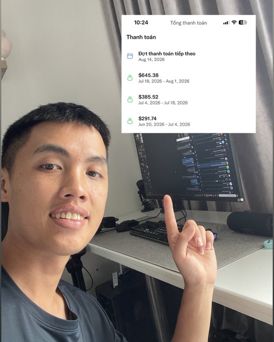 A young man smiles and points up at an overlay of his payment history ("Thanh toán" / "Tổng thanh toán") showing upcoming payouts of $645.38, $385.52, and $291.74 from July-August 2026, visually showcasing his creator earnings and reinforcing the post's message about staying committed through market waves to succeed in content creation.
