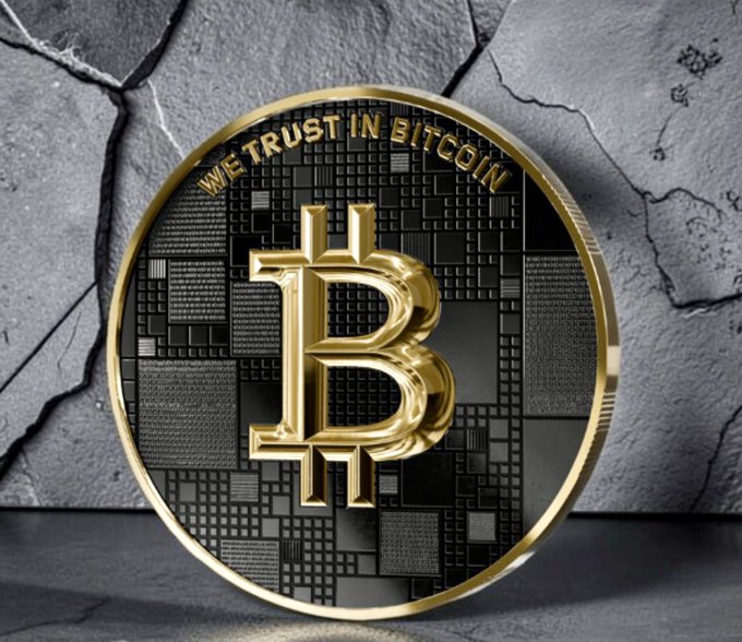 A gold Bitcoin coin inscribed with "WE TRUST IN BITCOIN" rests against a cracked stone background, visually embodying the post's message of steadfast adherence to the motto "Trust in Bitcoin." The coin's prominent slogan directly mirrors the post's German declaration of loyalty to the Bitcoin philosophy.
