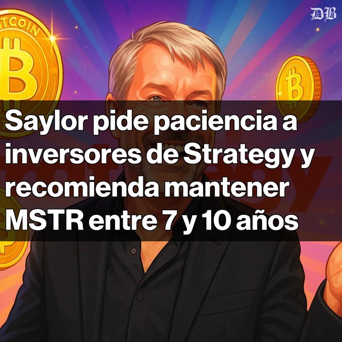 An illustrated portrait of Michael Saylor with Spanish text reading 'Saylor pide paciencia a inversores de Strategy y recomienda mantener MSTR entre 7 y 10 años', surrounded by Bitcoin imagery.