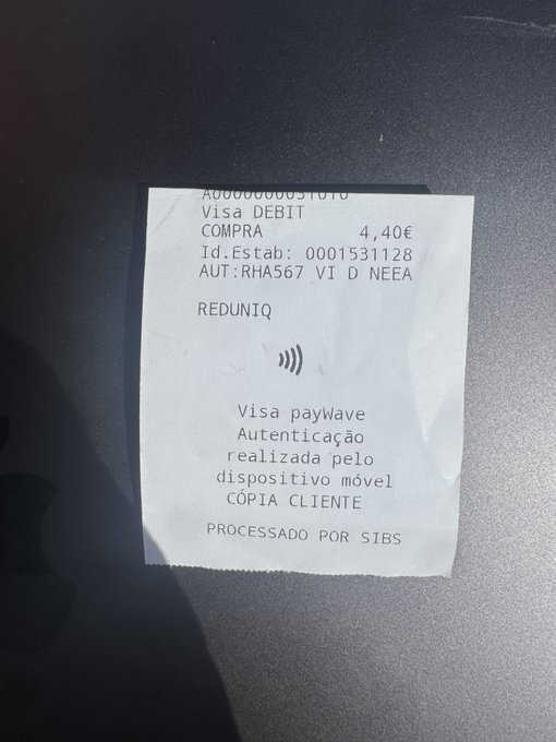 A Visa debit receipt showing a 4.40€ contactless purchase processed via Visa paywave at REDUNIQ, illustrating a real-world everyday payment made with the Console Visa Card linked to a digital wallet.
