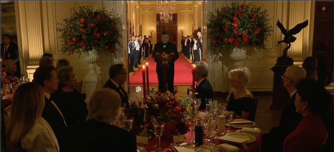 This image depicts a formal state dinner at the White House, likely the one attended by Xi Jinping, where tech leaders were present, as suggested by the accompanying post. The prominent figure in the center appears to be Xi Jinping holding a decorative object, and distinguished guests are seated at tables in the foreground.