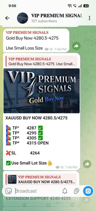 The image shows a phone screen with a message from a trading app, displaying information about a free trading signal for Bitcoin. The text indicates that there are "signals" available for this particular cryptocurrency, and the app provides details of these signals on its website. The user can join the signal by entering their account information or by using an extension to access the signal.