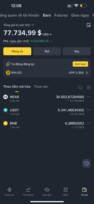 The image shows a phone screen displaying information about cryptocurrency trading, with various details such as the current value of Bitcoin and Ethereum, and the amount of money being held by users. The text on the screen also includes the words "Nhìn tài khoản em bé NEAR này phải ghen tỵ luôn chắc nhiều ae cũng vậy =)", which are likely part of the post's content. The image is accompanied by a caption that reads "Có thì can đảm thật".