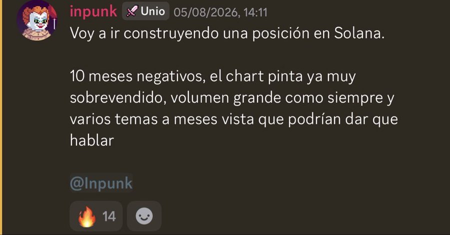 A Discord message from user 'inpunk' in the 'Unio' channel dated 05/08/2026, 14:11, in Spanish, stating that they will gradually build a position in Solana because the chart appears very oversold after 10 negative months with high volume.