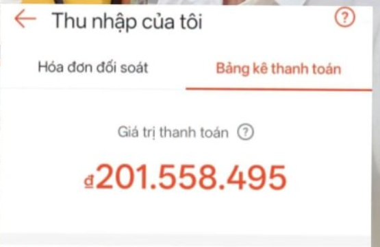 A mobile interface displays "Thu nhập của tôi" (My Income) with the "Bảng kê thanh toán" (Payment Statement) tab selected, showing a payment value of 201,558,495₫ (approximately 200 million VND). This screenshot supports the post by visually confirming the Vietnamese affiliate marketer's earnings milestone of nearly 200 million VND over 8 months, aligning with the "$7.5K" figure mentioned.