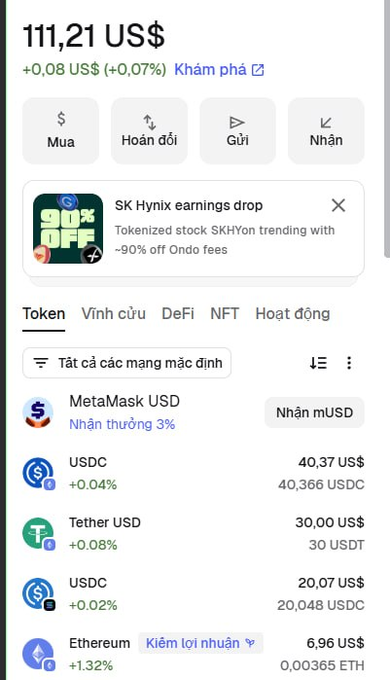 A crypto wallet app interface showing a balance of 111,21 US$ with buttons for Buy, Swap, Send, and Receive, and listing tokens including MetaMask USD, USDC, Tether USD, and Ethereum with their values.