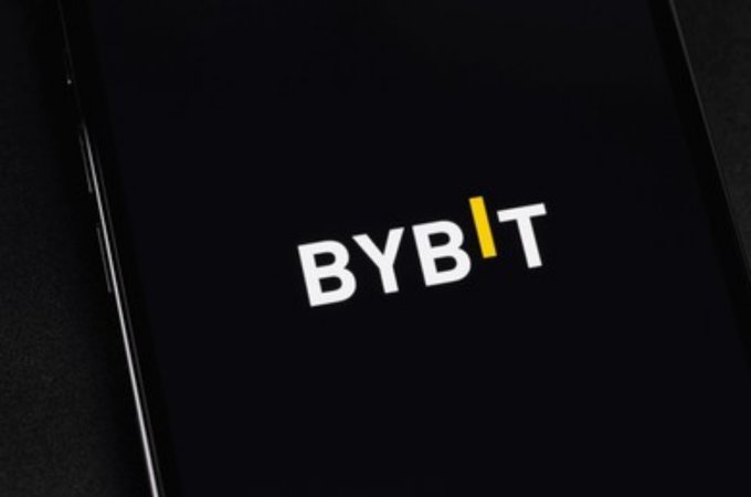 The image displays the "BYBIT" logo in white and yellow text on a black screen, likely from a mobile device, visually representing the cryptocurrency exchange mentioned in the post. It serves as a branding shot that aligns with the author's recommendation to use Bybit for futures trading.