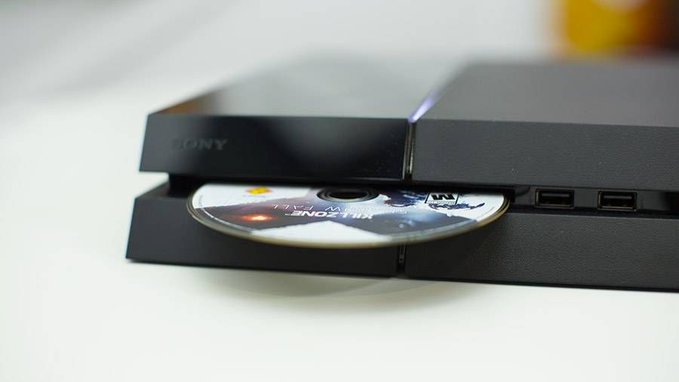 A Sony PlayStation 4 ejects a copy of the "Titanfall" game disc, symbolizing the end of an era for physical media as the post declares "I won't mourn polygon," suggesting a farewell to polygonal-era graphics and physical game discs.