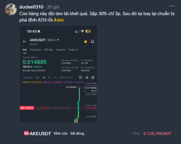 Ảnh chụp bài đăng của “duclen0310” về lệnh **AKEUSDT**, cho thấy giá **0,014885 USDT** sau nhịp tăng mạnh và lệnh được đóng với **PnL -2.125,79 USDT**. Người đăng nói họ kỳ vọng giá giảm nhưng AKE bật lên nhanh, khiến vị thế đi ngược dự tính.
