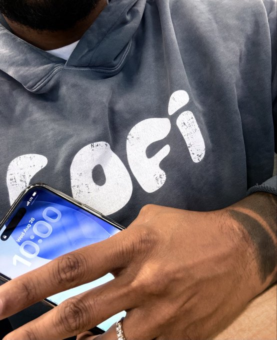 A close-up shows a person wearing a gray "nogi" hoodie holding a smartphone displaying "10:00 Wed Aug 20," visually emphasizing their long-standing support for $SUI as a "nogi" fan.