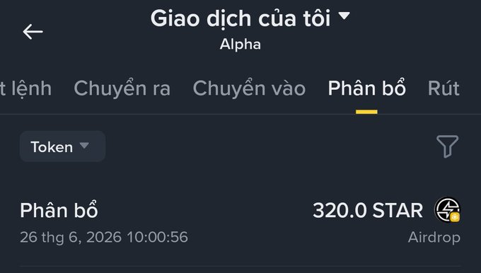 The image shows a transaction history screen titled "Giao dịch của tôi" (My Transactions) on the Alpha platform, with the "Phân bổ" (Allocation) tab selected, displaying an airdrop reward of 320.0 STAR tokens received on June 26, 2026. This relates to the post's humorous lament about borrowing 85u (million) from his wife to compete in a $STAR contest, only to receive a modest airdrop reward of 45u (the 320 STAR airdrop shown), leaving him unsure how to explain the loss to her.