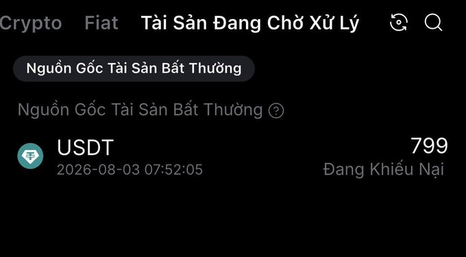 A mobile interface in Vietnamese shows a pending assets screen with a USDT entry dated 2026-08-03 07:52:05 marked 'Đang Khiếu Nại'.