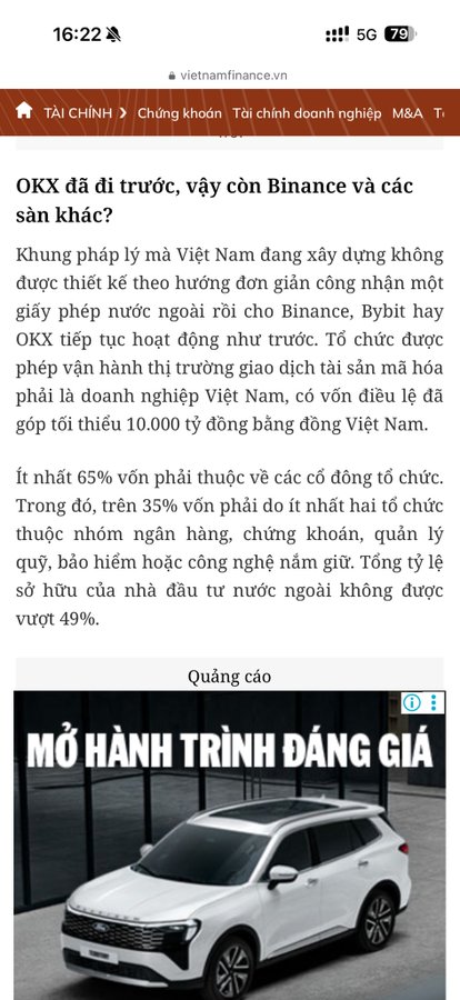 A screenshot of a Vietnamese news article from vietnamfinance.vn discussing crypto regulations, titled 'OKX đã đi trước, vậy còn Binance và các sàn khác?' with an ad for a white Chevrolet car at the bottom.