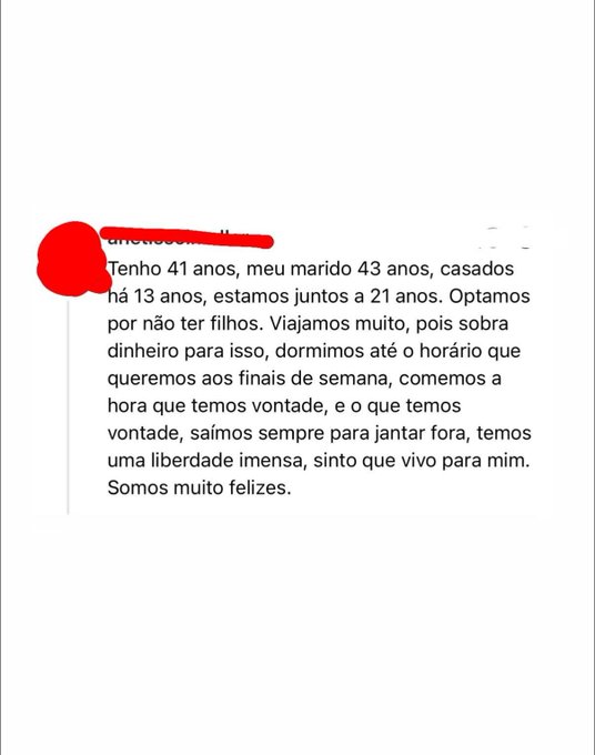 A screenshot of a social media comment, with the username redacted in red, describing a childfree couple's lifestyle: "Tenho 41 anos, meu marido 43 anos, casados há 13 anos, estamos juntos a 21 anos. Optamos por não ter filhos..." expressing their happiness.