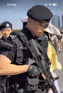 The image shows a person in a black uniform and beret, holding a rifle, with the username @BTC563 visible in the accompanying post, suggesting they are on a mission disguised as a business trip. The time "22:42" is also displayed.
