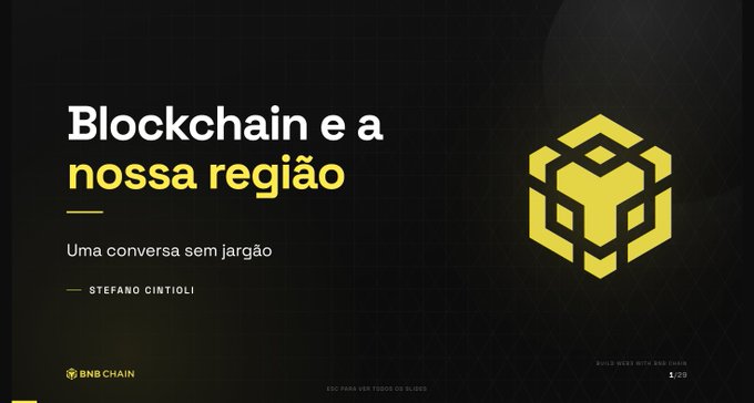 A presentation title slide with a black and yellow design featuring a hexagonal BNB Chain logo and the Portuguese text "Blockchain e a nossa região - Uma conversa sem jargão" by Stefano Cintioli, page 1/29, created for a 30-minute class presentation about blockchain, BNB Chain, and how they differ from traditional institutions.