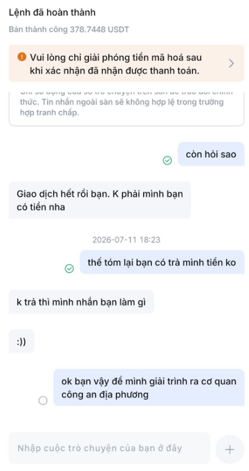 The image shows a P2P transaction record for 378.7448 USDT marked "Order completed" with a chat log where the seller questions payment and mentions involving "local police" (quan công an), illustrating the scam described in the text where a buyer faked a payment transfer to unlock the seller's coins.