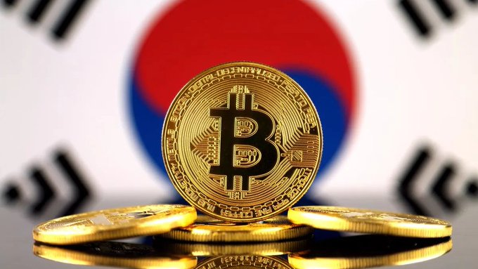 Golden Bitcoin coins are displayed in front of the South Korean flag, symbolizing the country's new regulatory crackdown on overseas crypto transfers and the removal of exchange apps like Bybit and OKX.