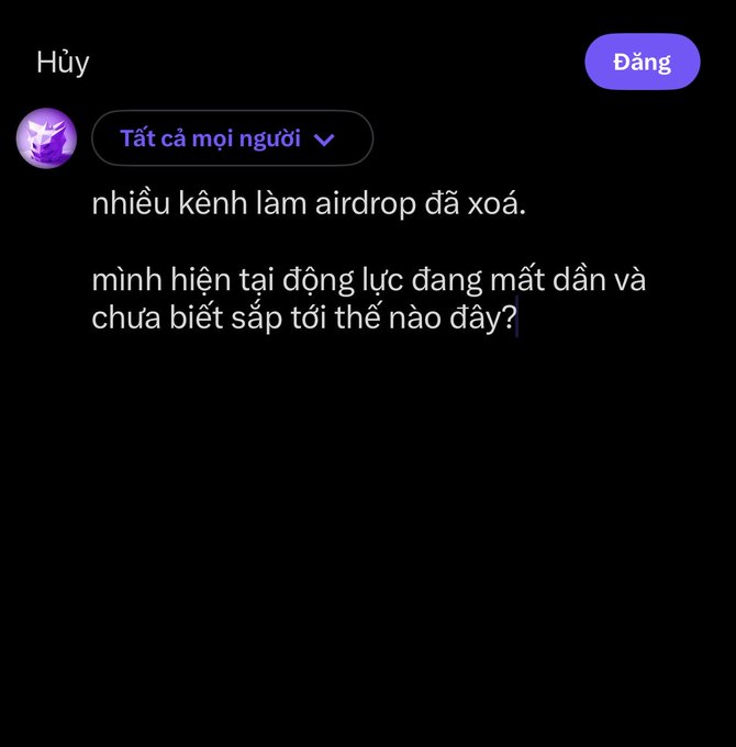 A dark chat interface titled 'Hùy' with a user typing in Vietnamese: 'nhiều kênh làm airdrop đã xoá. mình hiện tại động lực đang mất dần và chưa biết sắp tới thế nào đây'.