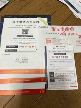 The image shows printed polling materials from the House of Councillors election, including questionnaires dated "2026年3月31日" and voter information cards marked with the date "2026年3(日) - 5月31(日)" alongside a QR code and "POLA POLITICS" branding. 

These documents appear to be election-related campaign or voter outreach materials, unrelated to the accompanying post about NISA investment accounts and Japanese stock holdings.