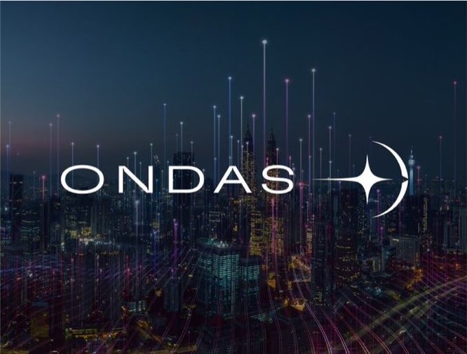 Logo for 'ONDAS' displayed over a nighttime cityscape illuminated by vertical light beams in purple and blue tones, with a star-and-crescent symbol.