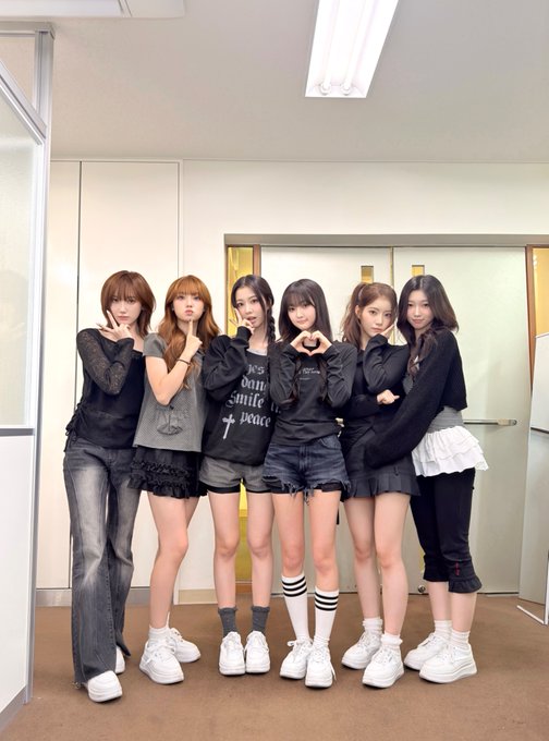 Six members of USPEER pose together backstage, dressed in coordinated black-and-gray casual outfits, with the caption referencing “#USPEER_DAY” and “JAPAN PROMOTION DAY 2.”