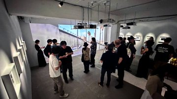 A group of people (including @A_Mashiro_nft & @SakazukiNFT) admire art at a vernissage in Tokyo at @neort_io, as mentioned in the accompanying post.