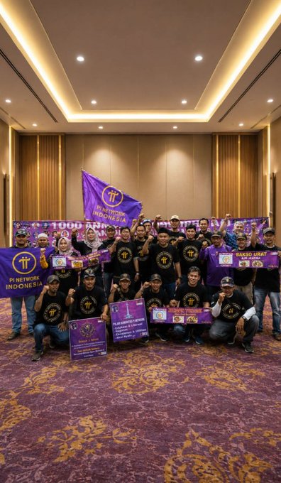 A group of Pi Network supporters pose together in matching black t-shirts and caps, holding up purple flags and banners reading "Pi Network Indonesia," "1000 Android," and "Bakso Liraz" while flashing peace signs. The post's mention of Pi's steadfast belief is reflected in the unified, confident gathering of this Indonesian Pi Network community, showing their continued dedication to the cryptocurrency.