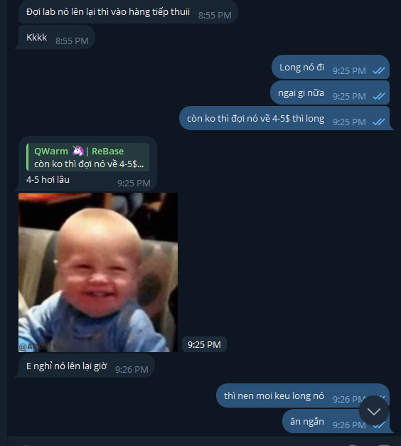 A dark-themed Telegram chat in Vietnamese discussing gold/short positions, including a smiling baby meme captioned 'E nghĩ nó lên lại giờ'.