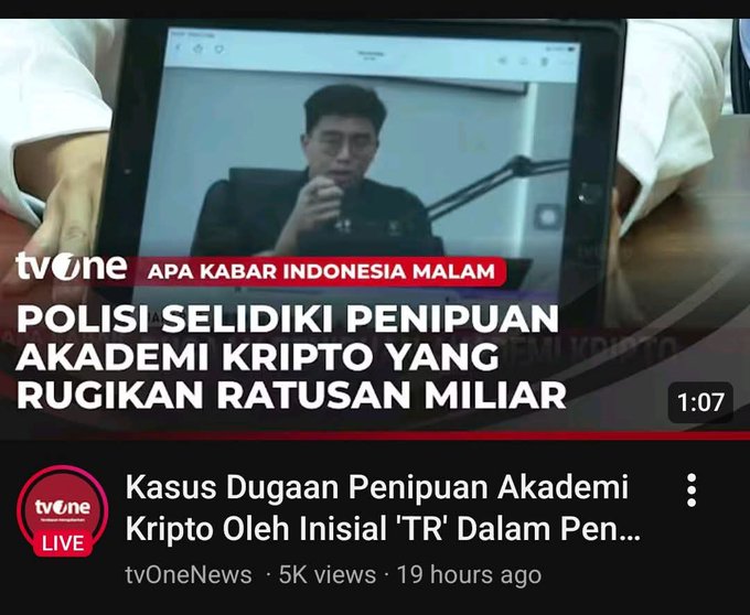 A YouTube thumbnail from tvOne shows the headline “Polisi Selidiki Penipuan Akademi Kripto yang Rugikan Ratusan Miliar,” alongside the clip title “Kasus Dugaan Penipuan Akademi Kripto Oleh Inisial ‘TR’ Dalam Pen…” and a 1:07 duration marker. It relates to the King Timothy/King Crypto case by reporting on police investigation of an alleged crypto-academy fraud, echoing claims that critics are still targeting him despite the departure of the “Skyholics.”
