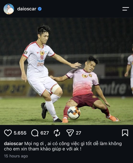 An Instagram screenshot from the verified account 'daioscar' showing two soccer players competing for a ball; the caption reads 'Mọi ng đi , ai có công việc gì tốt để làm không cho em xin tham khảo giúp e với ak !' with 5,655 likes posted 15 hours ago.