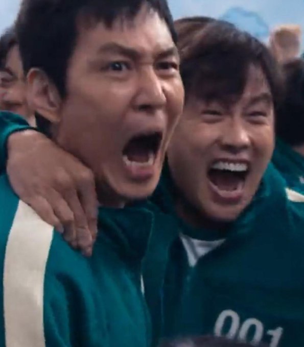 The image shows two men wearing green jackets with numbers on them, both laughing and making funny faces. The text in the image suggests a connection between the men's outfits and the concept of DeFi or smart trading. This implies that they are using a digital platform for financial transactions, which is different from traditional fixed income markets where institutions prioritize stability over speculation. The post also mentions @TermMaxFi, possibly referring to a specific DeFi project or service.